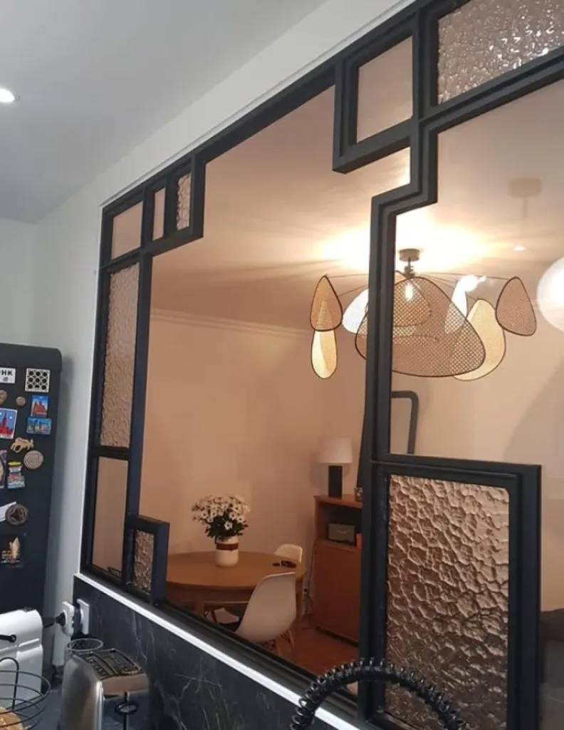 Verrière sur mesure design originale entre salon et cuisine à Brignais