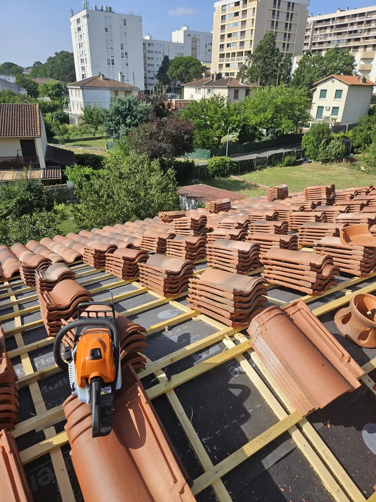 Réaliser une remise à neuf de toiture avec pose de chevrons en renfort à Poulx dans le Gard