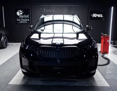 Pose de film XPEL sur SUV BMW X5 pour un usage intensif dans la région de Lorient.