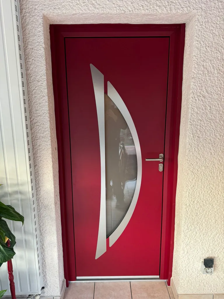 Dépose totale d'une porte d’entrée Zilten en aluminium en remplacement d'une ancienne porte en bois abîmée à Décines-Charpieu proche Lyon