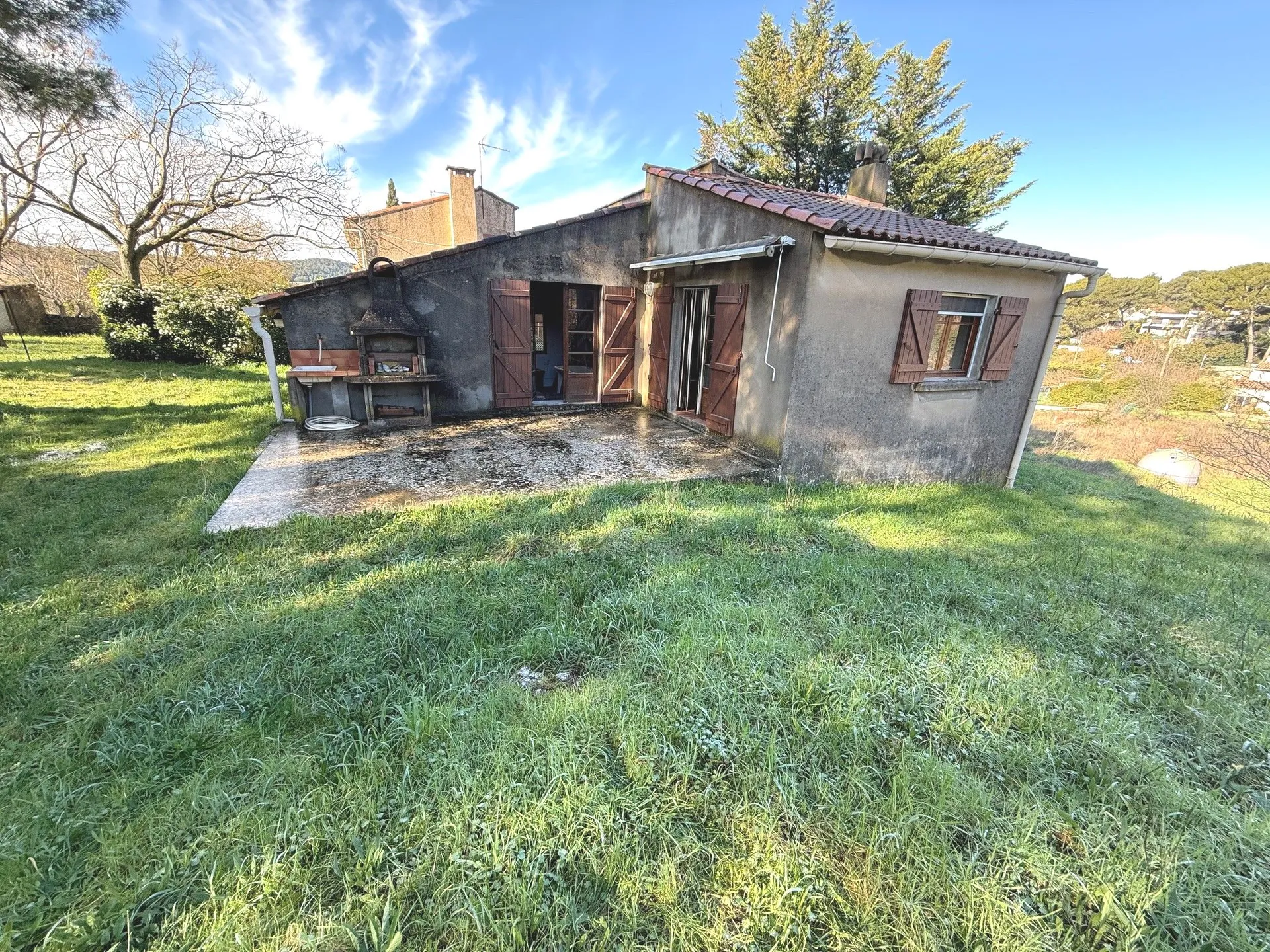 Cadre champêtre pour cette maison de type 4 à rénover à Roquefort la Bédoule