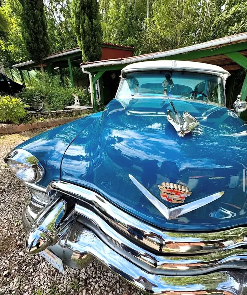 Polissage et lustrage haut de gamme sur Cadillac de collection 1953 à Sancy les Meaux proche de Coulommiers