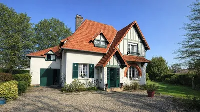 Maison à vendre à Dieppe – secteur Esplanade, cette maison de famille des années 30 développe 131,42 m² sur un terrain de 1 194 m².