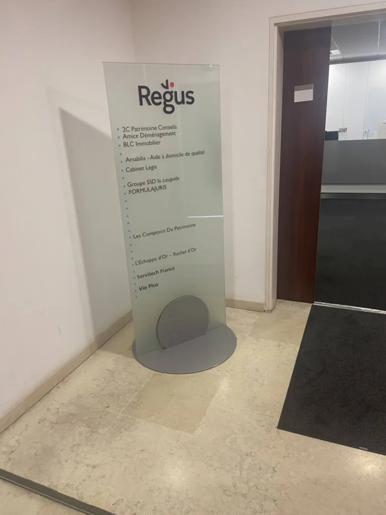 Entrée de l'accueil et ascenseur