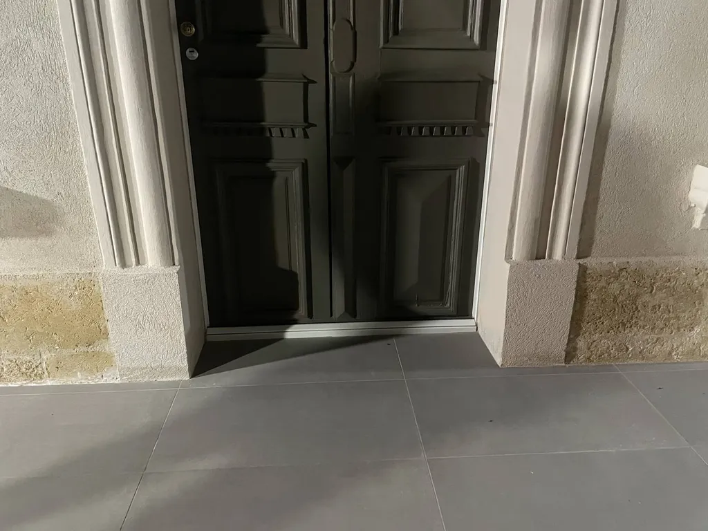 soubassement en pierre de la façade Sud