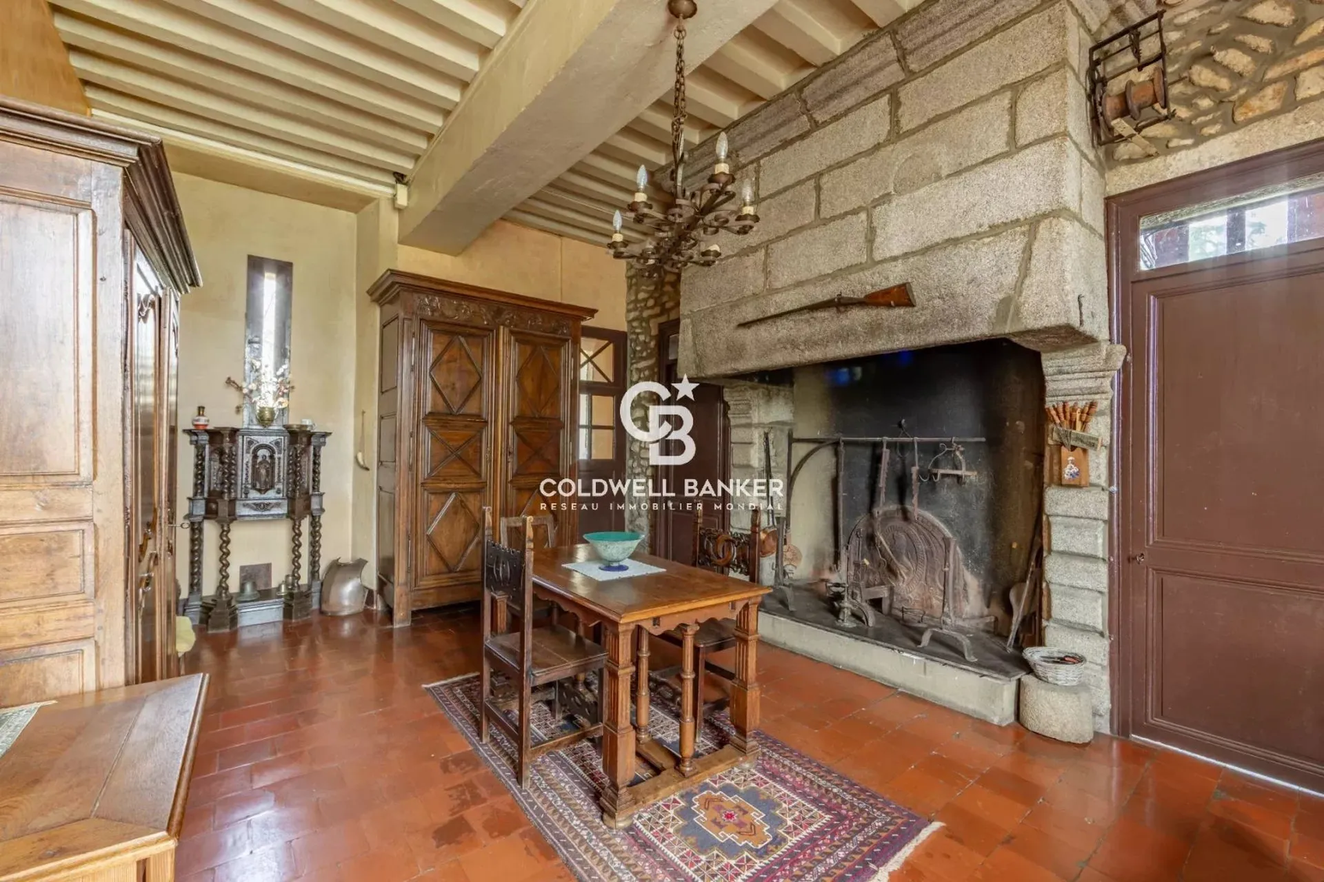 propriété immobilière de luxe avec bâtiments anciens et volumes à aménager en Sarthe