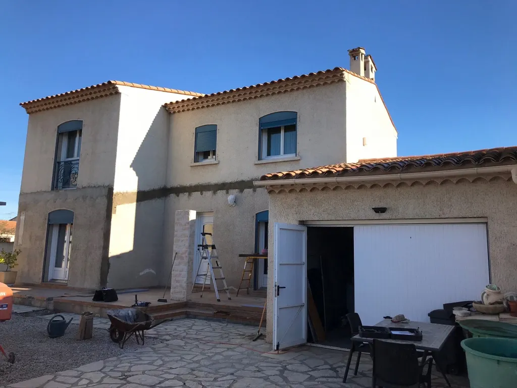 Rénovation des façades en finition gratté fin d’une maison située à Frontignan entre Sète et Montpellier 