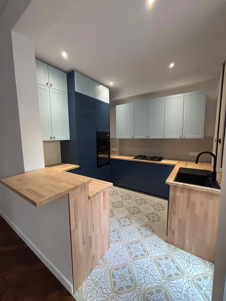 Rénovation d’une cuisine d’appartement avec ouverture sur salle à manger, façades bicolores et carreaux graphiques