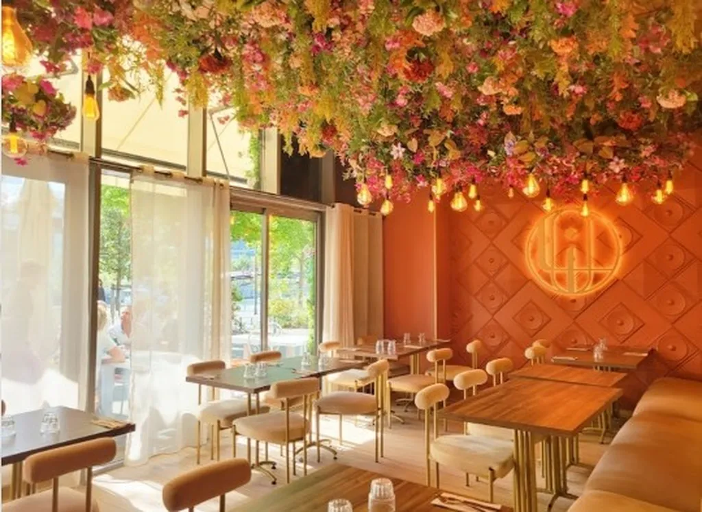 Logo et plafond fleuri du LITANI MEZZA BAR à Confluences Lyon 2