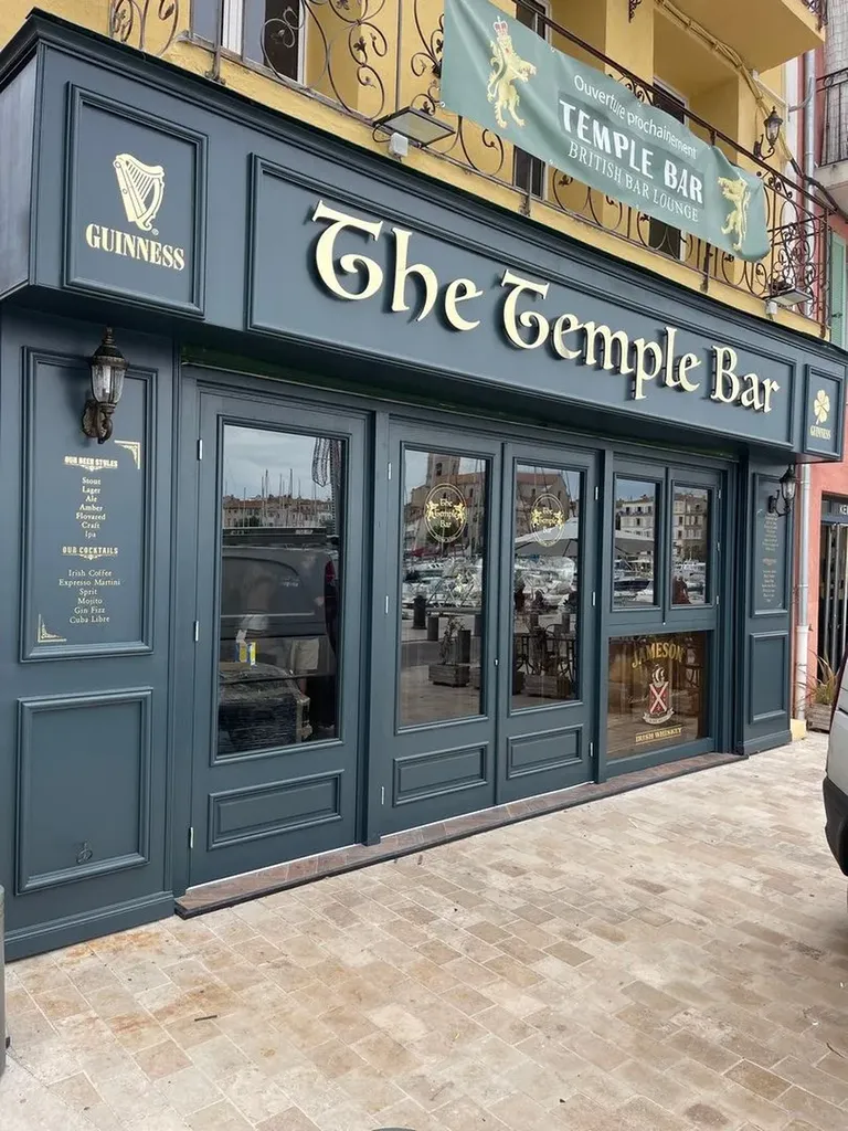 Créer une devanture en bois sur mesure style pub britannique pour sublimer l’identité de votre établissement à Marseille