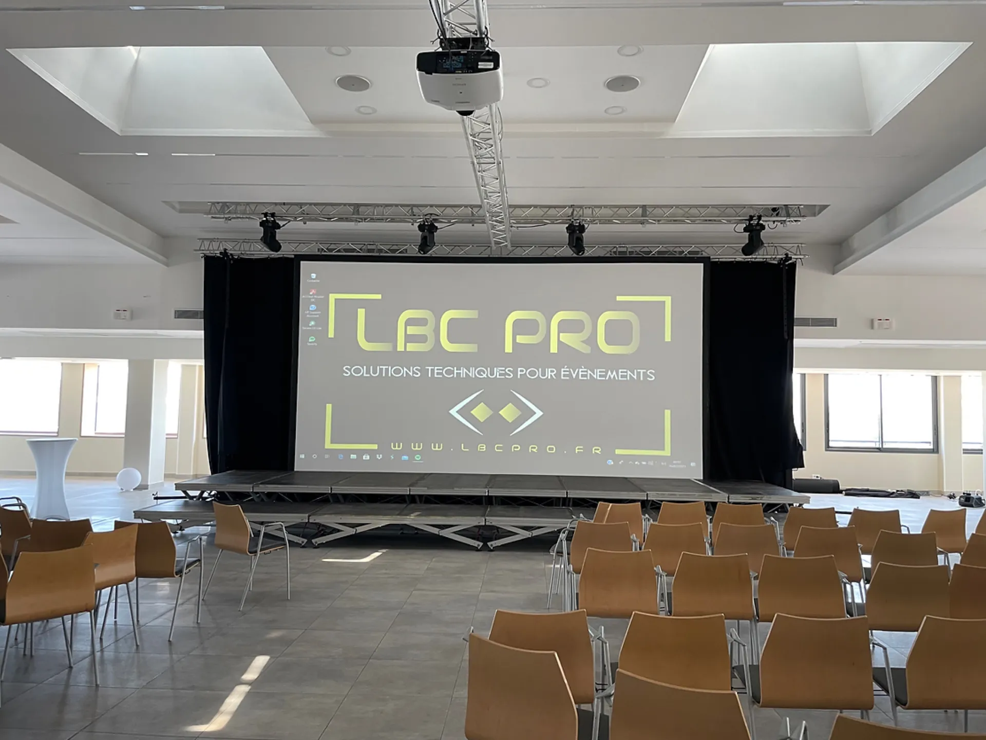 location écran cadre videoprojecteur à Aix en Provence dans les bouches du Rhône