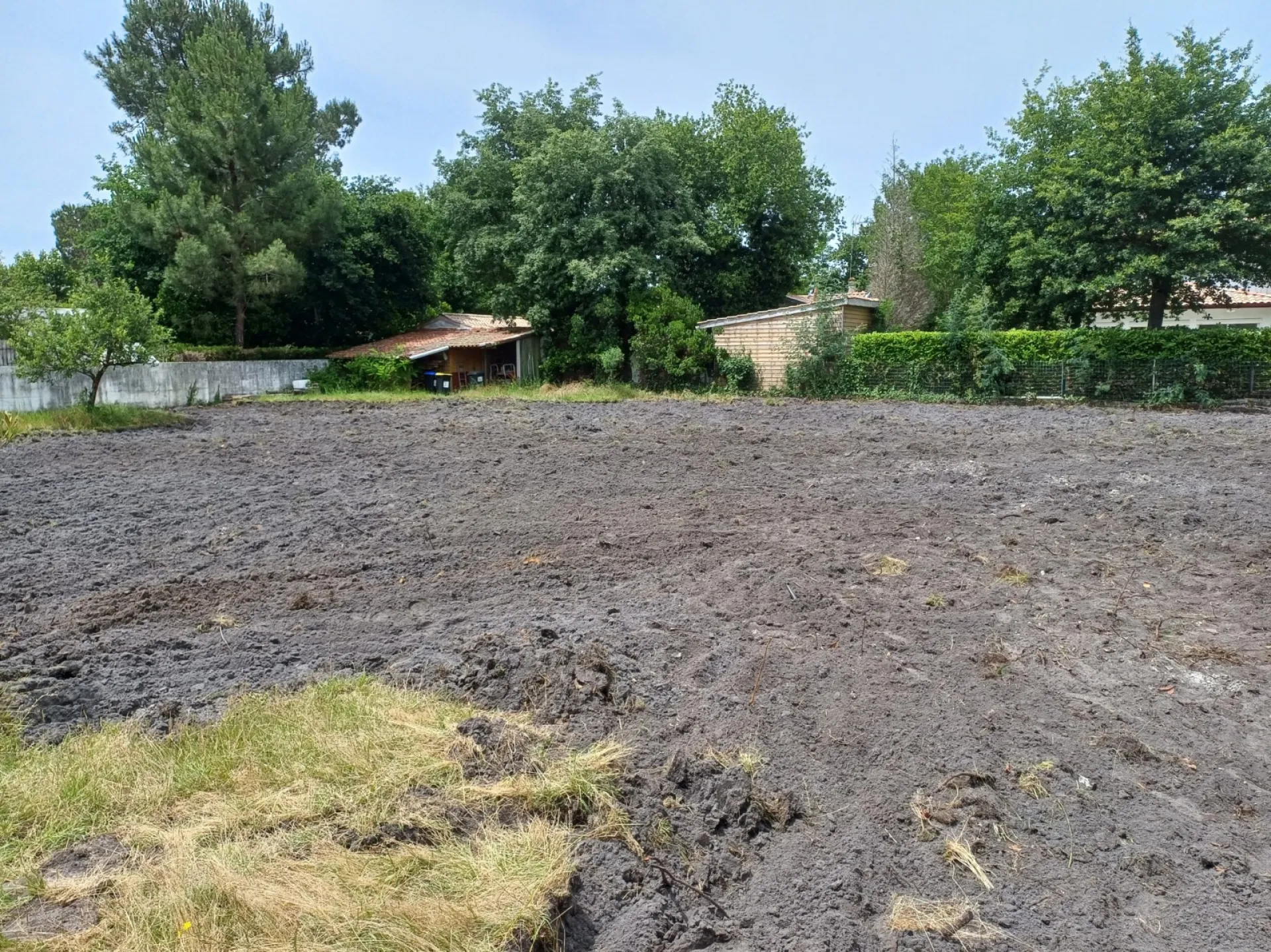 Site de démolition propre et débarrassé des déchets, prêt pour une nouvelle construction à Artigues près bordeaux