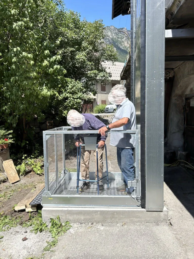 Même le déambulateur a été succès dasn cette plateforme verticale Strategos en extérieur près de Sisteron