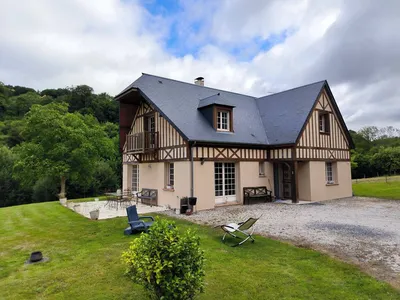 A vendre - Charmante maison familiale – À pied des commerces de Cormeilles 27260 avec jardin et dépendance.