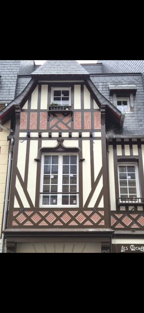 Rénovation de ravalement de colombages avec imitation briques à Deauville Trouville près de Caen