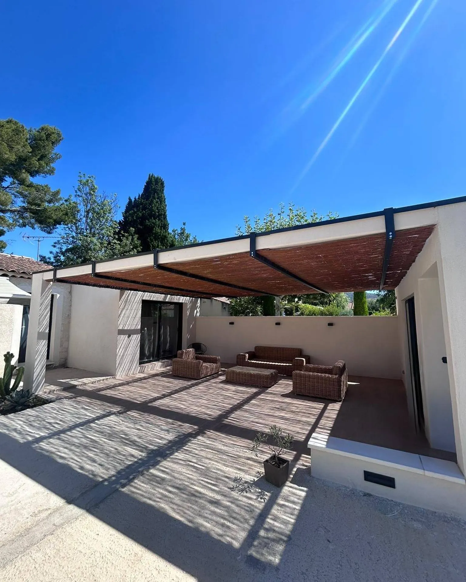Pergola sur mesure à Aix-en-Provence 13090, créée par les professionnels de Carré Vert, pour un aménagement extérieur élégant et personnalisé