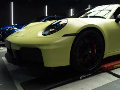 Chez Gloss Obsession, cette Porsche 992 Carrera 4 GTS a été transformée grâce au PPF film de protection XPEL Stealth, alliant protection invisible et esthétisme satiné.