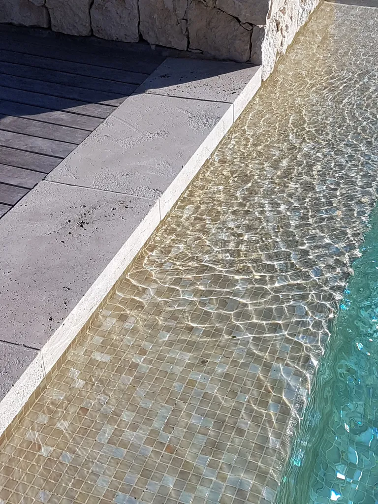 margelle de piscine au bord d'une terrasse en bois à Grasse