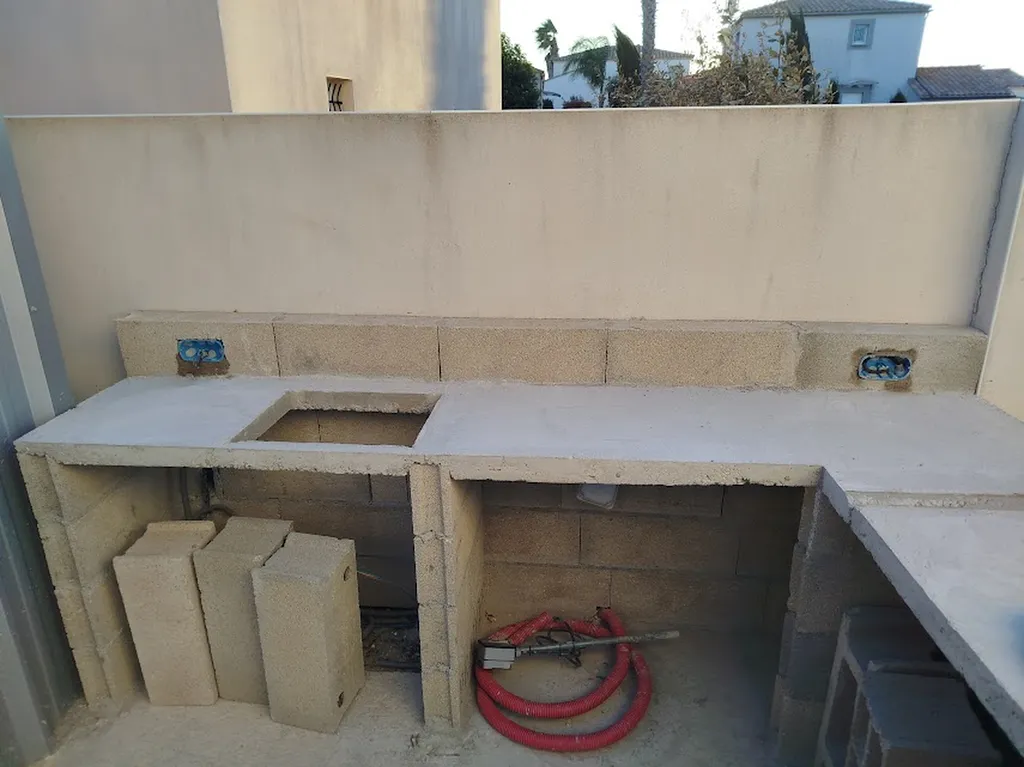 Installation électrique cuisine d’été et aménagement extérieur éclairage prises étanches IP65 à Saint Laurent d’Aigouze Gard