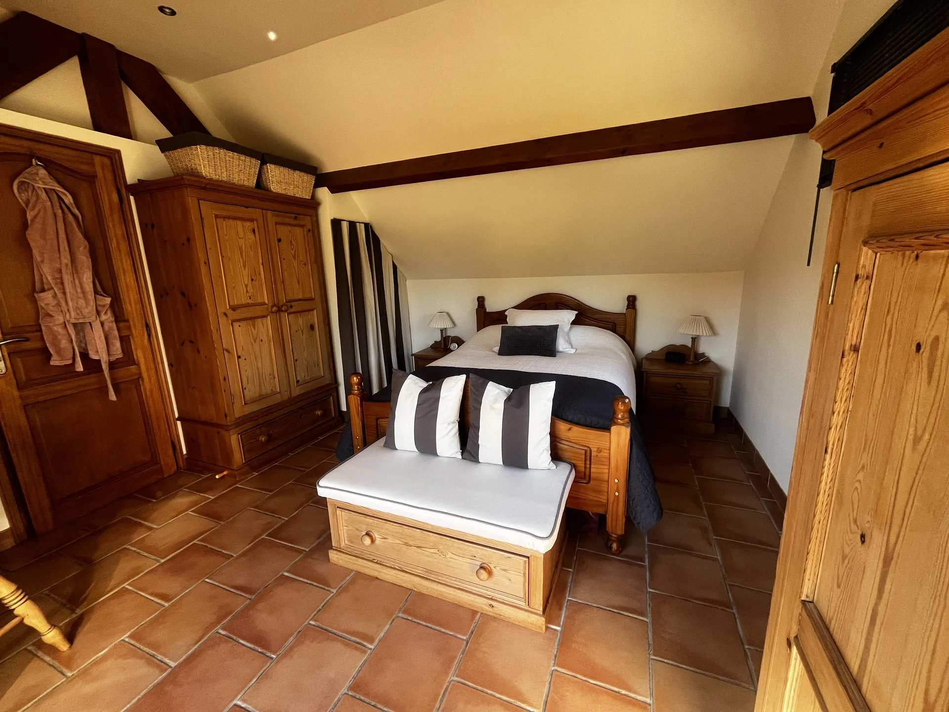 Maison récente avec grande dépendance aménageable – Terrain clos – Proche Côte Normande