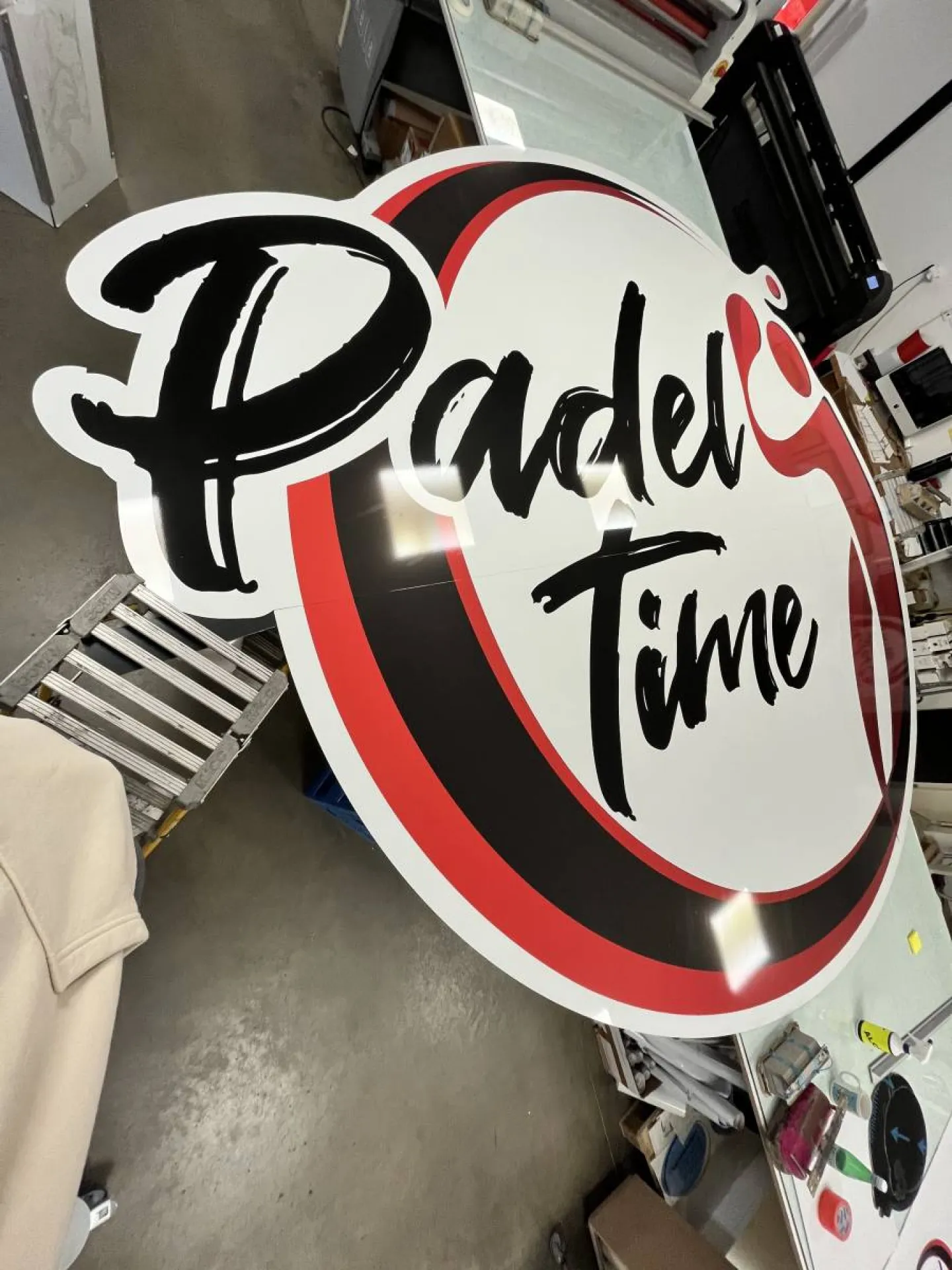 Réalisation enseigne classique pour Padel Time en lettres découpées sur bardage à Auterive