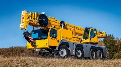 Location grue mobile Liebherr LTM 1090 à Marne-la-Vallée : levage de blocs béton