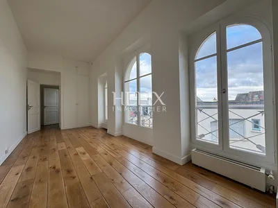 A vendre Le Pecq quartier Saint-Wandrille comme une maison pour ce joli appartement cinq pièces avec terrasses/jardin situé dans une petite copropriété à l'abris des regards.