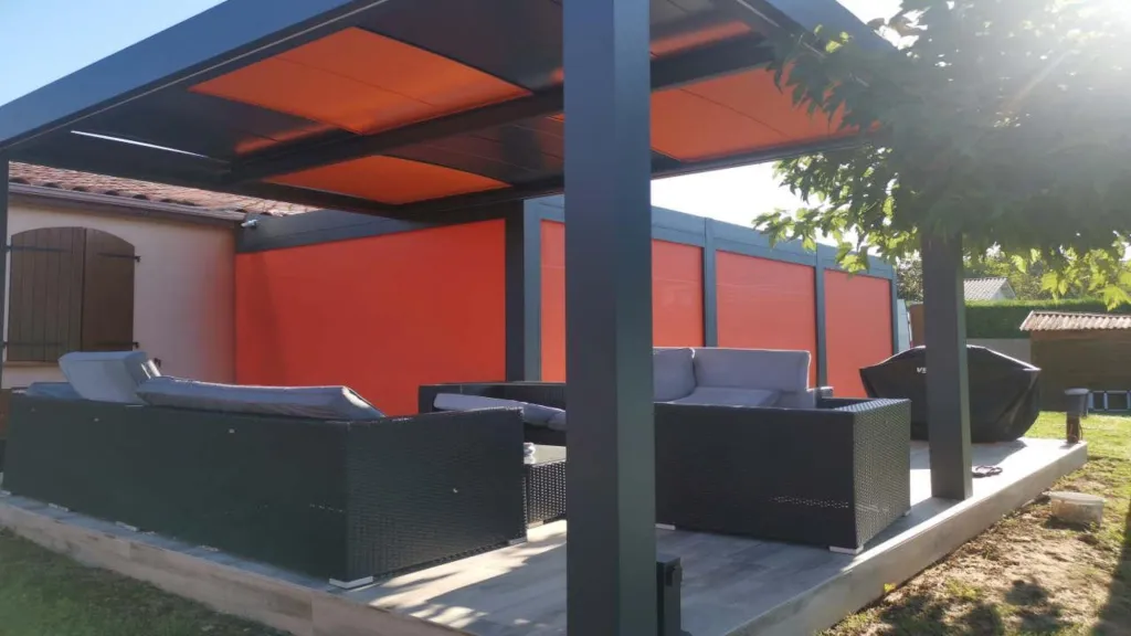 Installation de double auvent bioclimatique motorisé avec stores et garde-corps à Saint-Étienne-de-Tulmont pour terrasse design