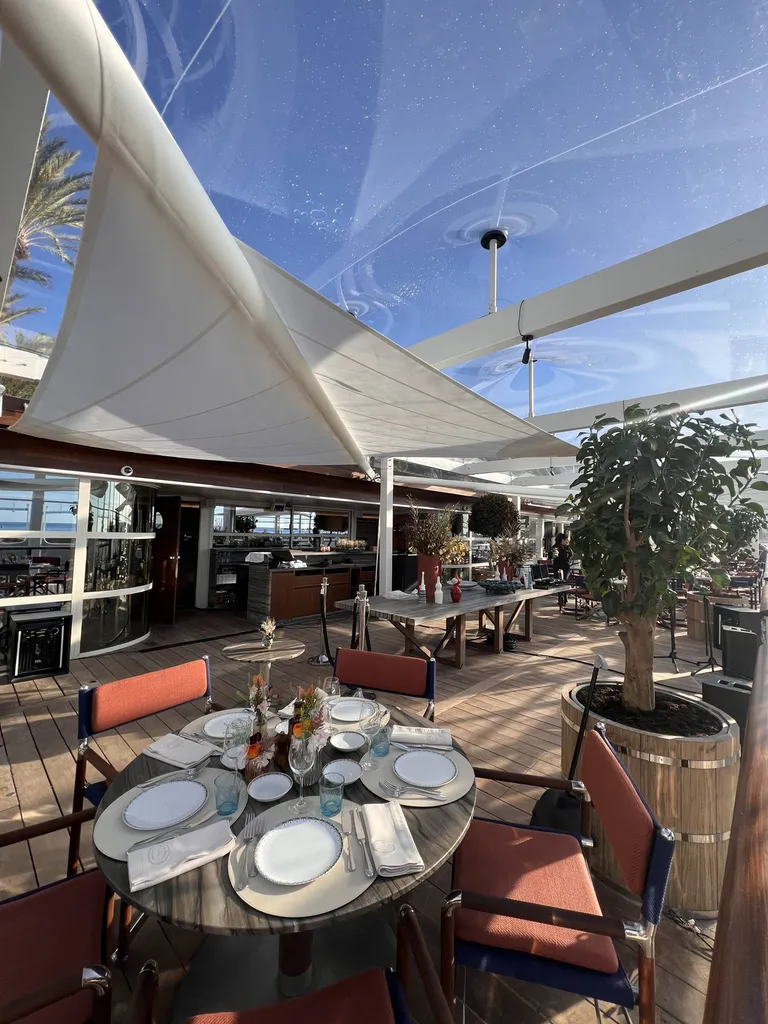 Voiles d'ombrage du restaurant de l'hôtel Martinez Cannes