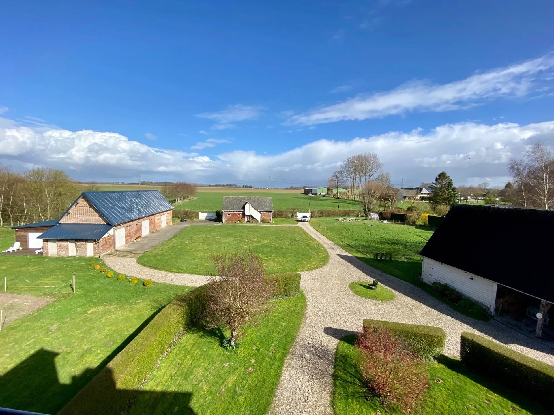 A vendre maison de maître édifiée sur un terrain de 1.5 hectare proche de Dieppe.