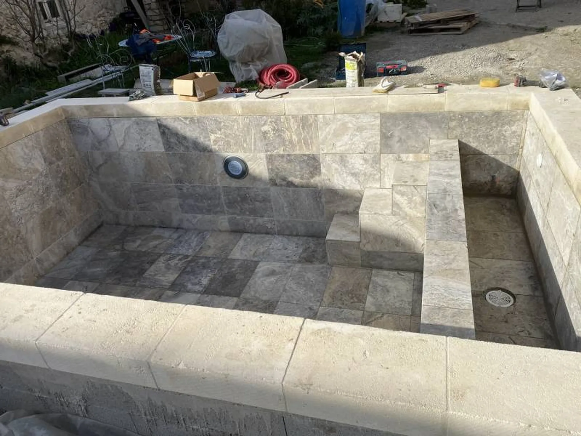 Paysagistes pour la création de piscine dans les Alpilles 13430, pour un aménagement extérieur unique et personnalisé