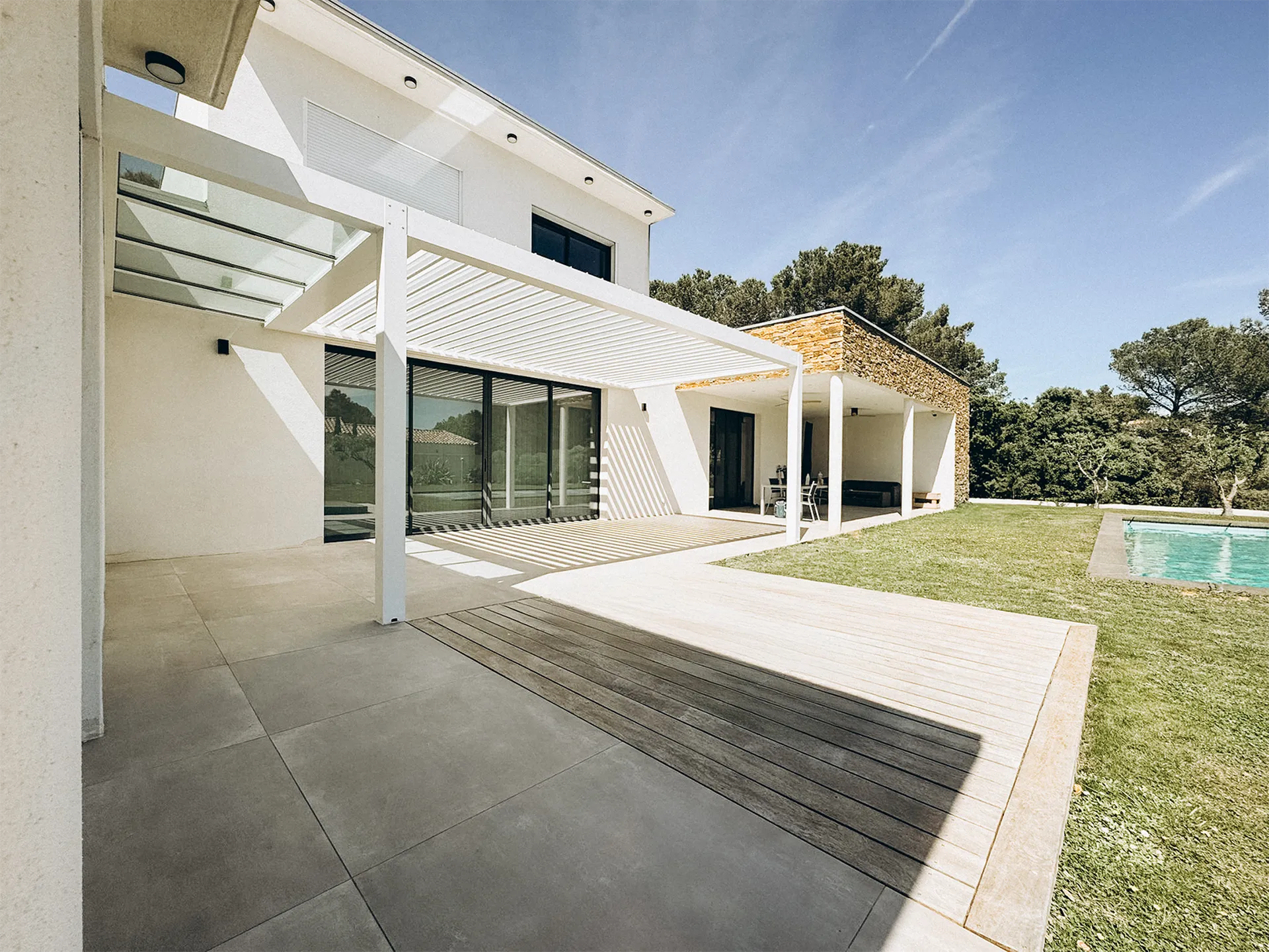 Pergola bioclimatique avec verrière dans les Alpes-de-Haute-Provence