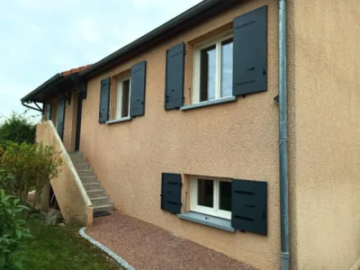 Installation de menuiseries PVC Premium Ouvertures Élégance Flat crème antique avec triple vitrage à Auxonne en Côte d'Or– Pose en rénovation par Centre Est Isolation