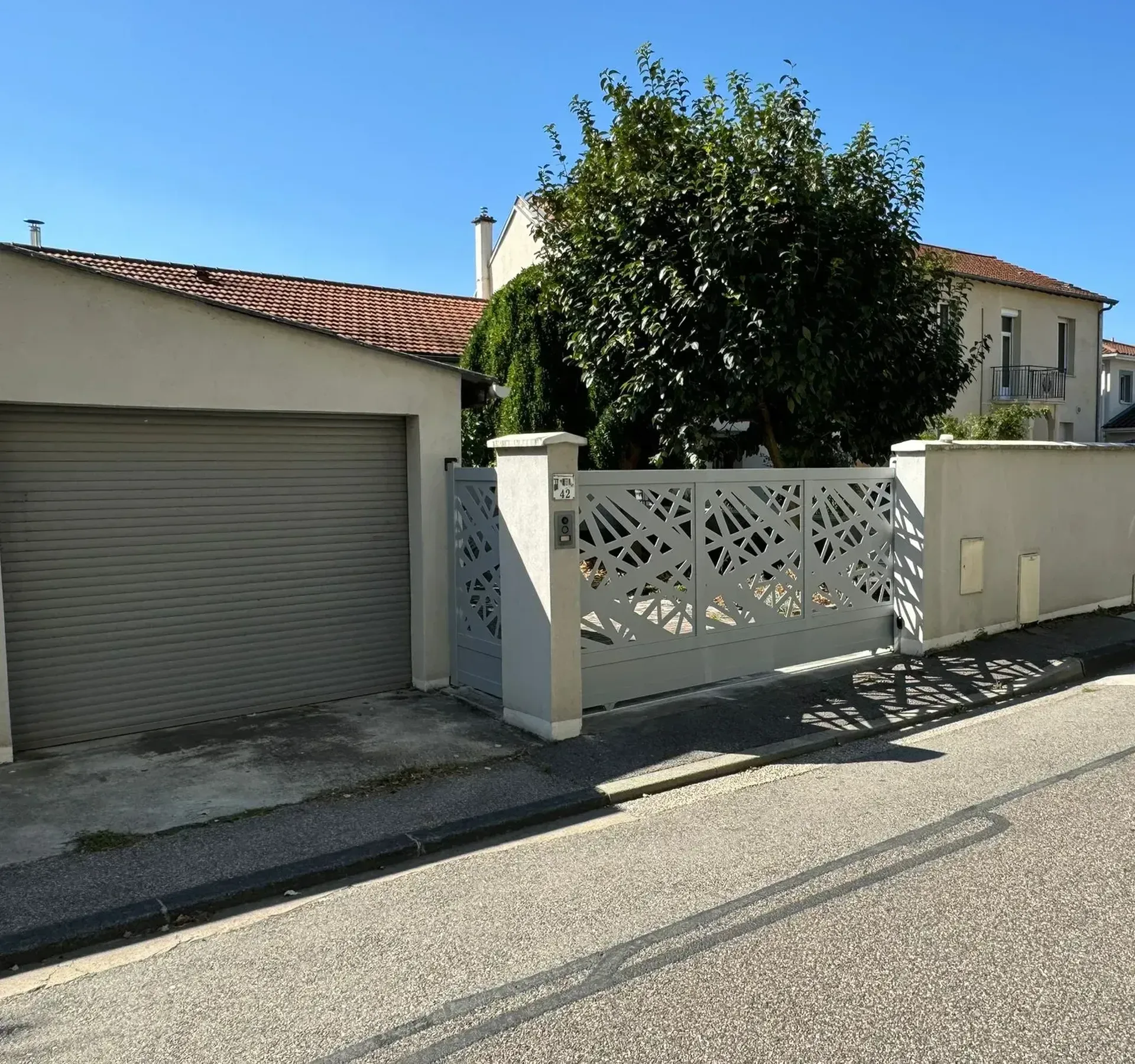 Spécialiste de la pose de stores, volets et fenêtres à Bron, Lyon et dans l'Est lyonnais