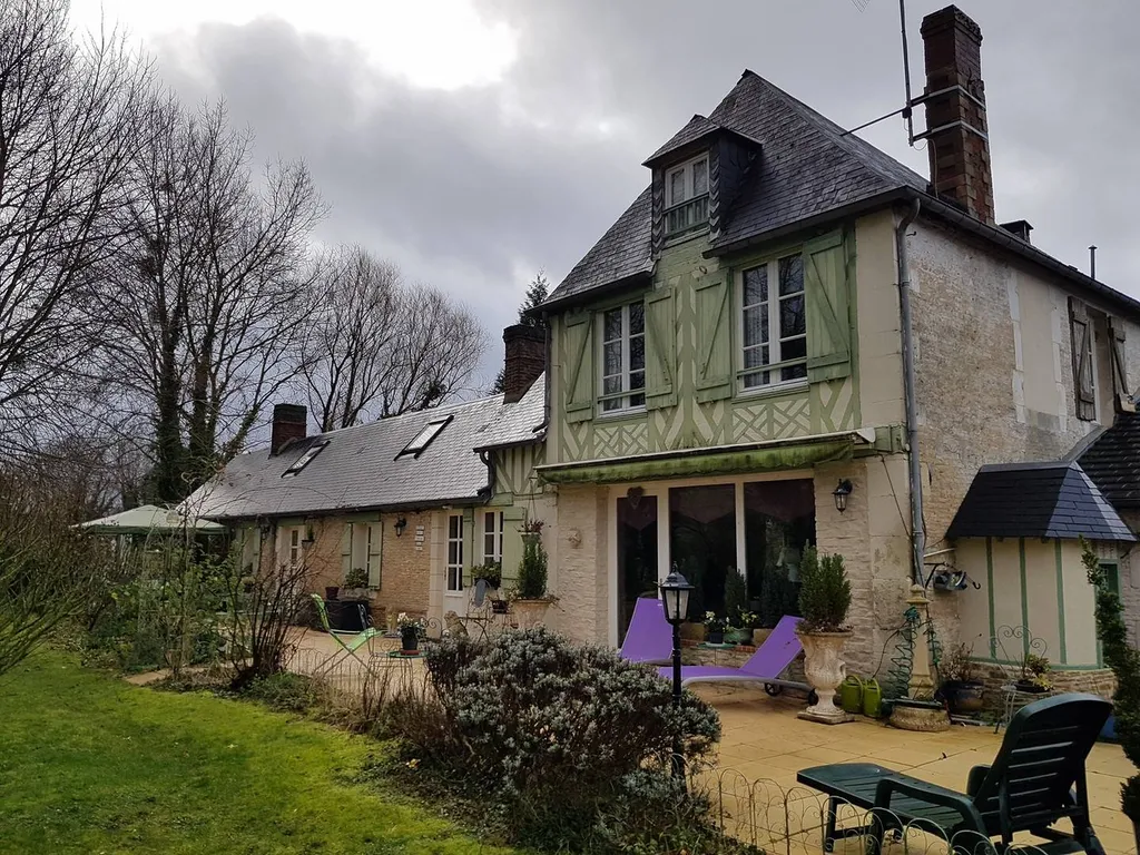 Habitation principale en pierres et colombages