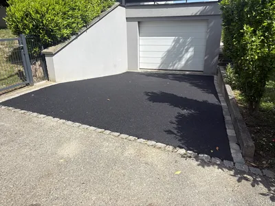 Pose d'enrobé pour une descente de garage à Monswiller, près de Saverne, par une entreprise spécialisée locale