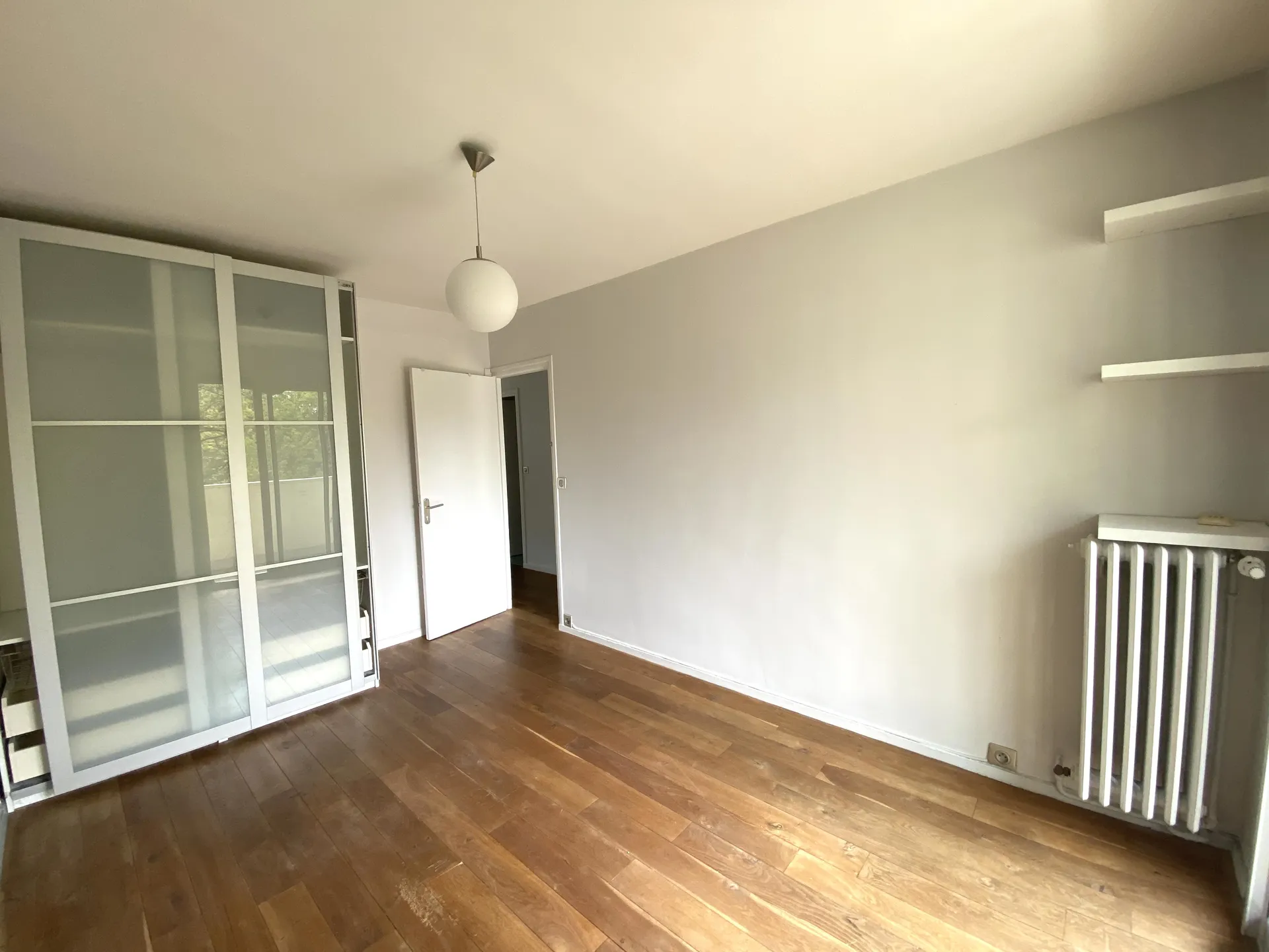 Le Pecq centre - Appartement 4 pièces 66 m2, 2 ème étage sans ascenseur, stationnement libre dans la résidence.