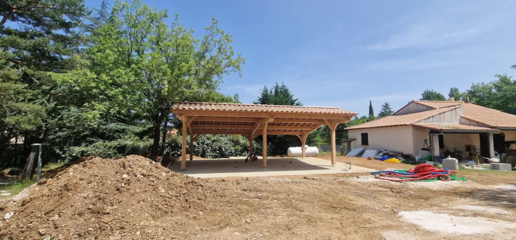 Conception d'un abri voiture en bois traditionnel de 10x6 au Plan d'Aups dans le Var