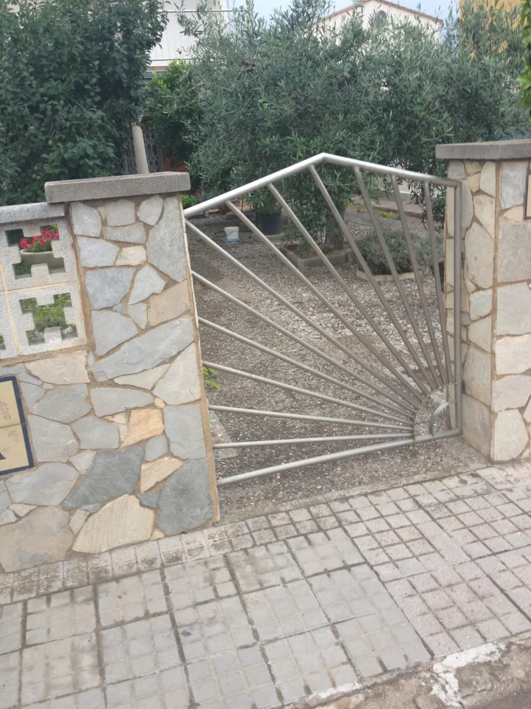 PORTILLON EN FER PERSONNALISE SAINT REMY DE PROVENCE