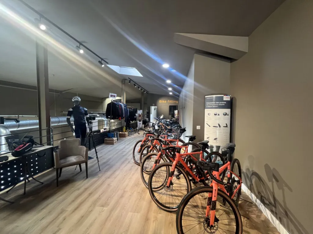 Transformation Élégante du Magasin Bikery à Aix-en-Provence avec le Vinyle Douro Honey de Lamett