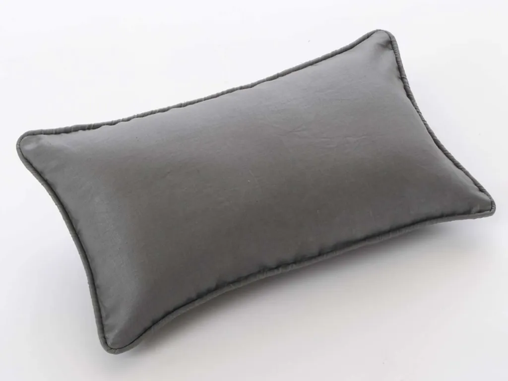 shooting photo à Lyon en packshot linge de maison coussin gris foncé 30 x 50