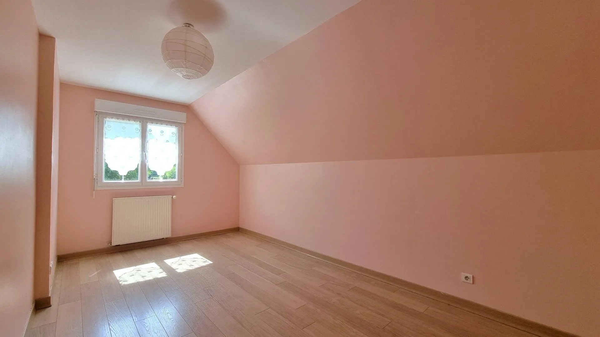 A vendre, belle maison contemporaine, 4 chambres, sous-sol complet à 5 minutes de Dieppe et de Petit-Caux