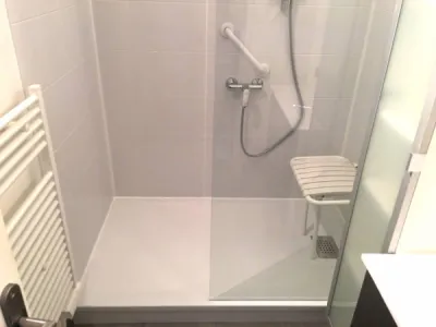 Remplacement baignoire par douche sécurisée pour senior et pmr Paris ile de france