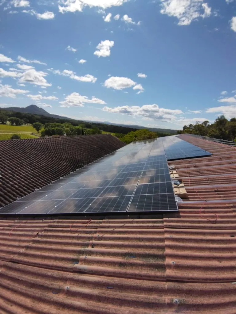 Installez des panneaux solaires photovoltaïques TrinaSolar sur vos hangars agricoles pour produire votre électricité dans le Var