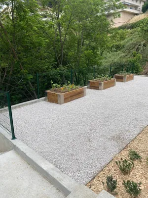 Bacs potagers avec massifs et graviers à Nice nord