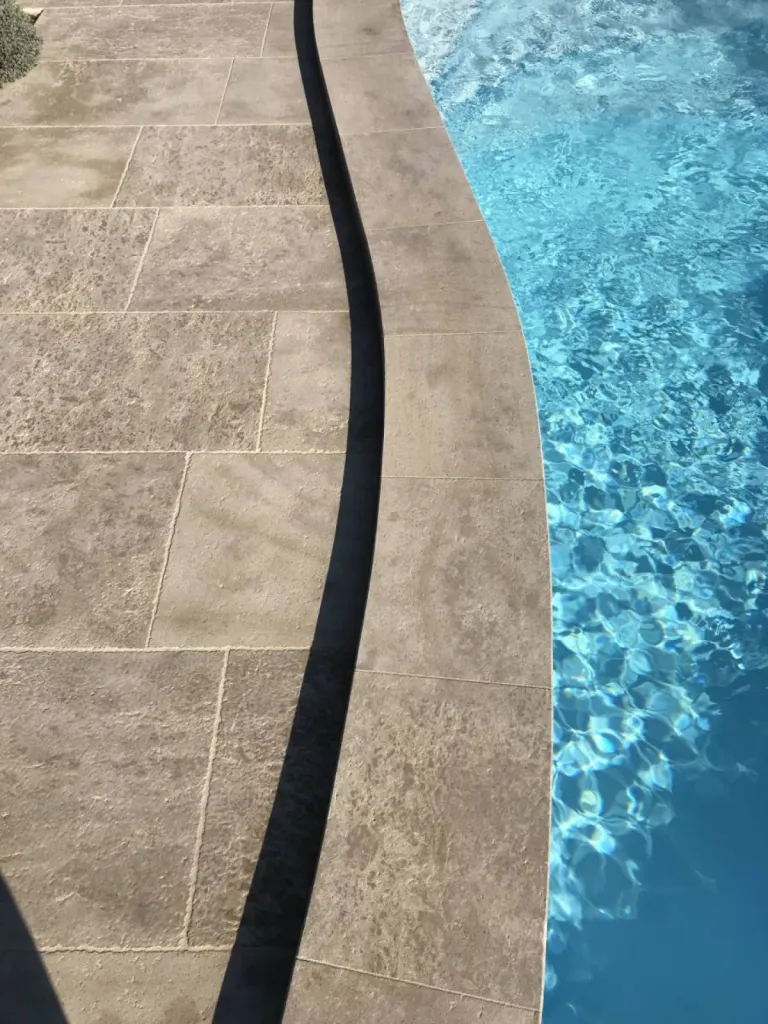 Margelle en pierre naturelle de France au 36 rue de Bourgogne à Parsi, dallage intérieur et terrasse