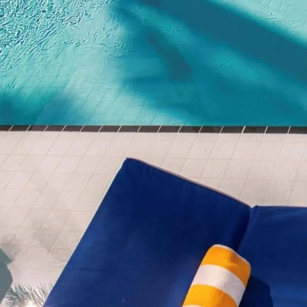 Les maillots Eres reconnaissables entre tous, la femme Eres est chic et élégante à la plage.