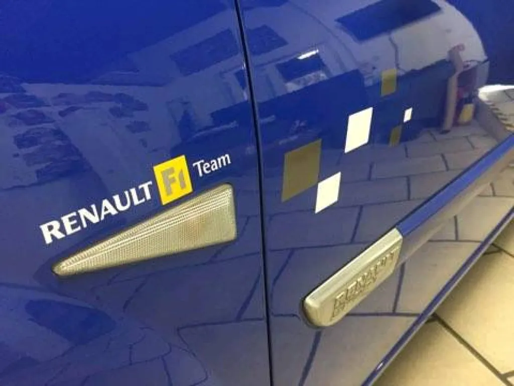 Pose kit deco type origine renault sport f1 team sur megane 2 rs pour un client sur chateauneuf grasse
