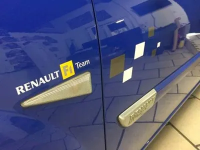 Pose kit deco type origine renault sport f1 team sur megane 2 rs pour un client sur chateauneuf grasse