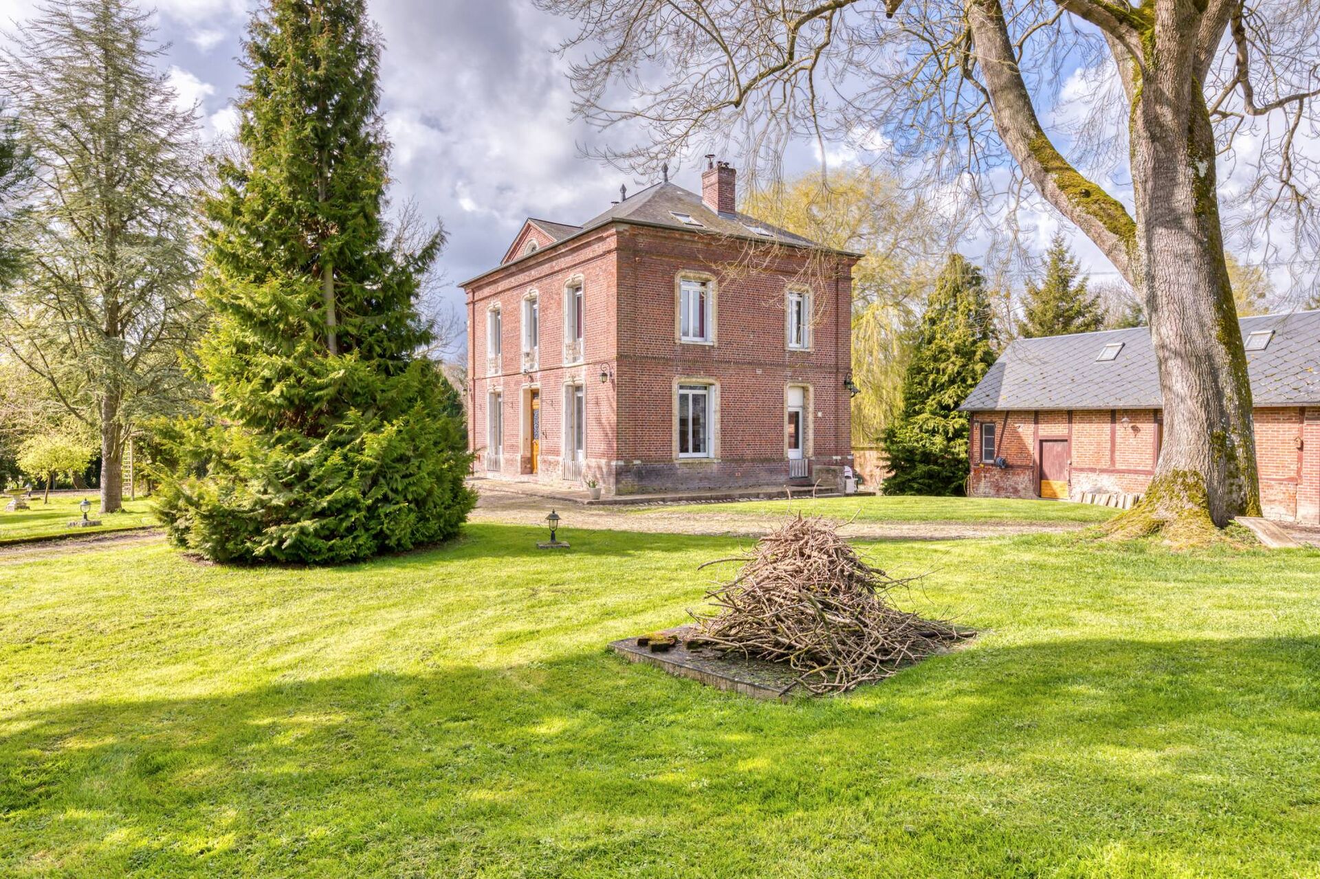 A vendre maison de maître et dépendances sur parc d'1 hectare : une opportunité unique dans le Pays de Bray.